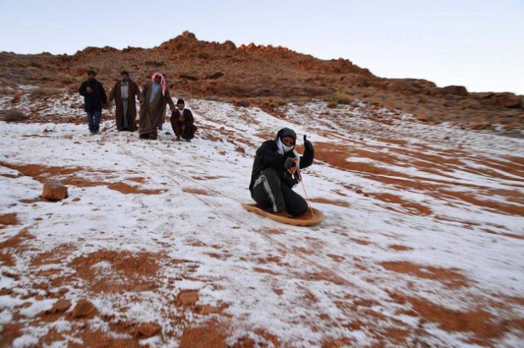 بالصور.. سعوديون يمارسون التزلّج على ثلوج تبوك.