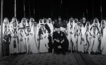 صورة تجمع أبناء الملك عبدالعزيز بالملك فاروق في ينبع قبل 74 عاماً