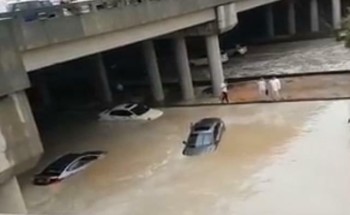 بالفيديو.. أمطار غزيرة على الرياض تتسبب في احتجاز سيارات وشل الحركة المرورية