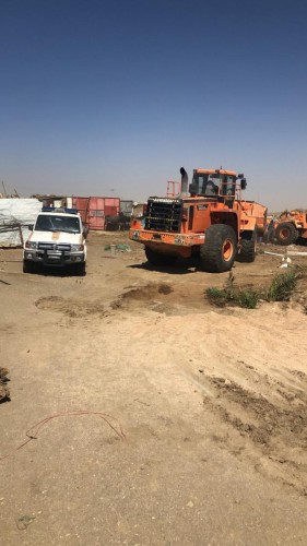 لجنة التعديات بمحافظة خميس مشيط تزيل بيوت عشوائية بطريق وادي بن هشبل