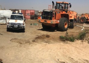لجنة التعديات بمحافظة خميس مشيط تزيل بيوت عشوائية بطريق وادي بن هشبل