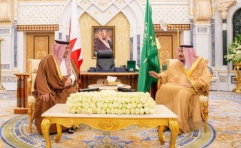 بالصور.. خادم الحرمين الشريفين يستقبل سعد الحريري وولي عهد مملكة البحرين