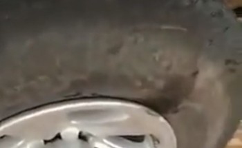بالفيديو.. صاعقة تصيب سيارة مواطن وتؤدي إلى انفجار إطاراتها