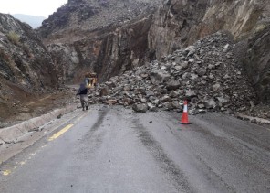إغلاق طريق الفقرة بالمدينة بسبب انهيارات صخرية خطرة (صور)