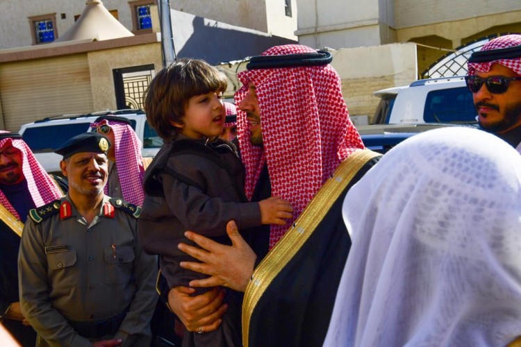 أمير الحدود الشمالية يتفقد جامع الأمير سلطان بن عبدالعزيز