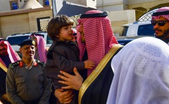 أمير الحدود الشمالية يتفقد جامع الأمير سلطان بن عبدالعزيز