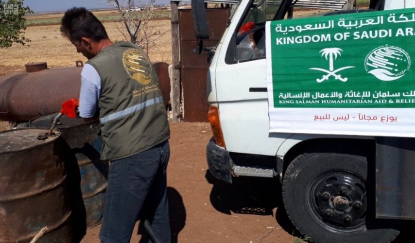 “سلمان للإغاثة” يواصل توزيع وقود التدفئة للنازحين في الشمال السوري