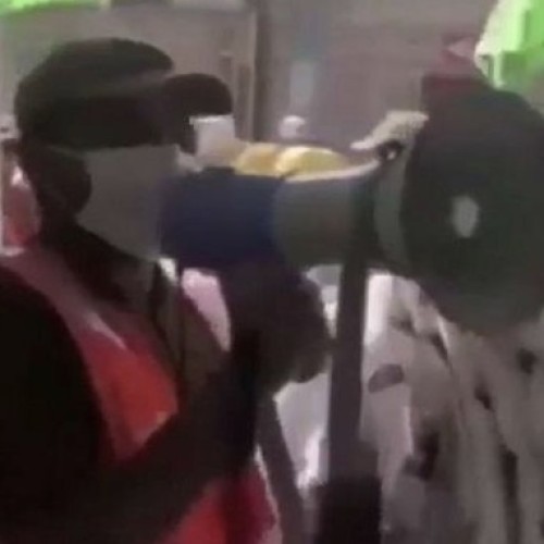 الكشف عن حقيقة فيديو لرجل أمن يودع الحجاج بـ “فرقاكم عيد”