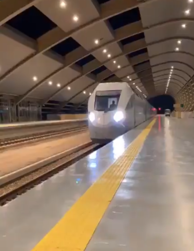 “النقل العام” تنشر فيديو لوصول أحد قطارات “سار” تحت قيادة شباب سعوديين