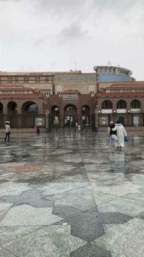 شاهد.. أمطار غزيرة محملة بالبرَد على المسجد النبوي الشريف