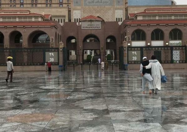 شاهد.. أمطار غزيرة محملة بالبرَد على المسجد النبوي الشريف