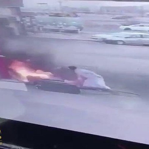 شاهد بالفيديو.. قائد “لاند كروزر” متهور يشعل النار في محطة وقود بنجران
