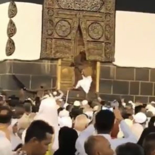 مريض نفسي.. توضيح من شرطة مكة حول فيديو “الحاج” الذي قفز إلى عتبة باب الكعبة