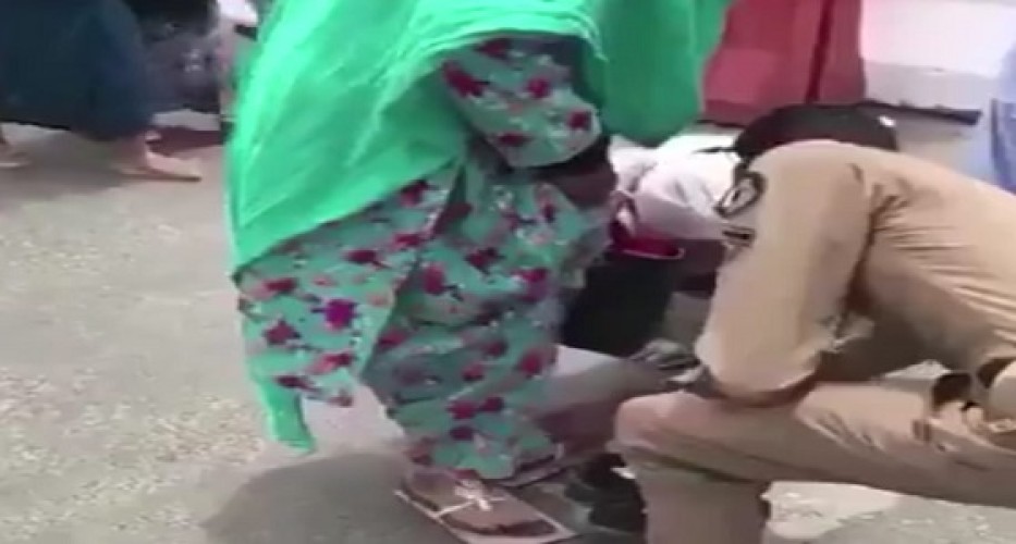 بالفيديو .. ‏رجل أمن يتخلى عن حذائه لـ ” حاجّة ” تنتعل قطع من الكرتون