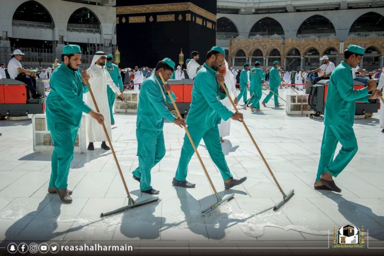 بالصور… أول دفعة شباب لتطهير الحرم بأيدٍ سعودية