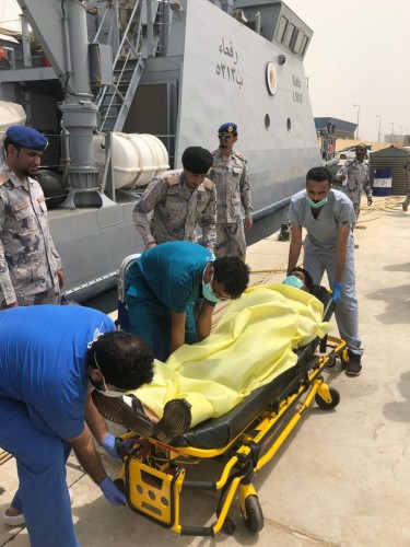 حرس الحدود يخلي مريض من على متن منصة عائمة في البحر الأحمر