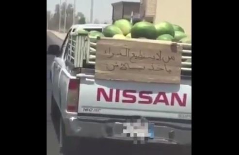 فيديو.. مواطن بالجوف يعرض البطيخ مجاناً لمن لا يستطيع دفع ثمنه