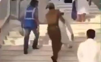رجل أمن يحمل مسناً معاقاً لمساعدته على صعود الدرج بالمسجد الحرام (فيديو)