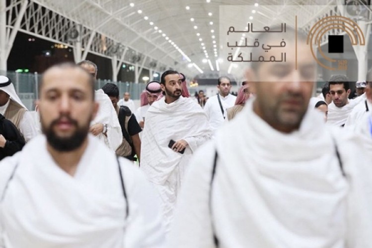 بالفيديو.. نائب أمير مكة يقبل رأس المفتي العام بمسجد نمرة