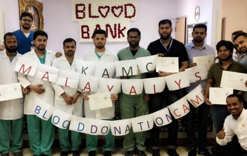 موظفون هنود يتبرعون بالدم سنوياً في موسم الحج (صورة)