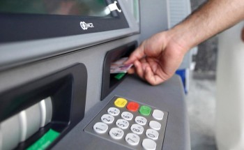 “بنك محلي” يُدشن خدمة السحب النقدي من صرافاته دون الحاجة إلى إدخال البطاقة