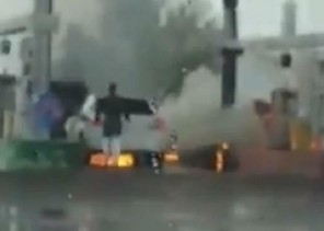 فيديو.. حريق في مضخة وقود بخيبر.. ومواطنون يخاطرون لإطفائه