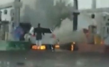 فيديو.. حريق في مضخة وقود بخيبر.. ومواطنون يخاطرون لإطفائه