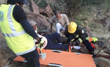 “الدفاع المدني” ينقذ مصابا بكسر علق على قمة أحد الجبال في المدينة