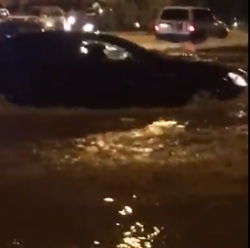 مياه الأمطار تغمر شوارع عرعر وتعطل حركة السيارات (فيديو)