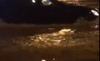 مياه الأمطار تغمر شوارع عرعر وتعطل حركة السيارات (فيديو)