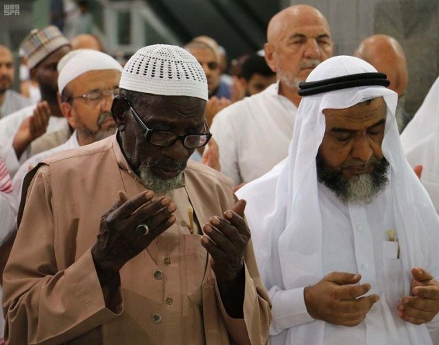 صور مؤثرة لجموع المصلين والمعتمرين في ليلة 27 رمضان بالحرم المكي