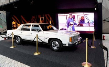 إحدى سيارات الملك فهد تلفت أنظار زوار “معرض الفهد” بالكويت