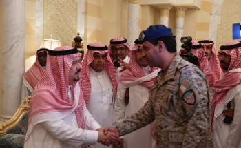 أبناء الأمير بندر بن عبدالعزيز يستقبلون المعزين في وفاة والدهم – رحمه الله –