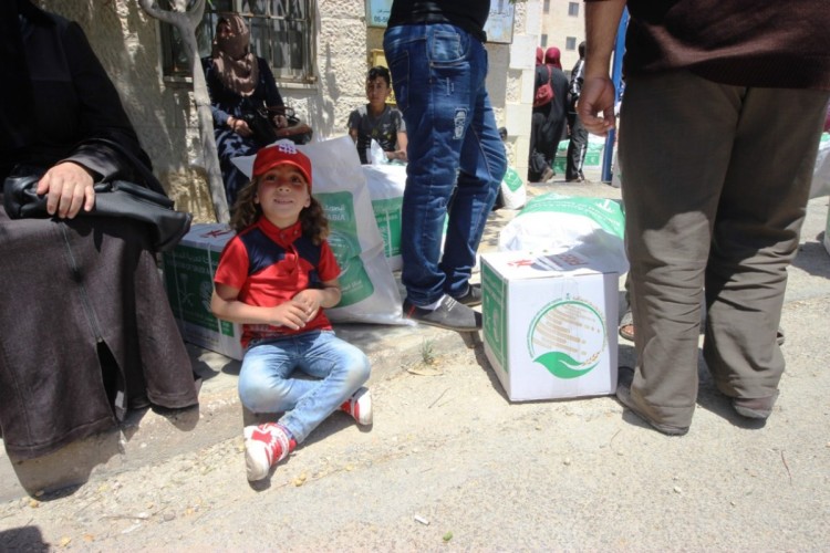 سلمان للإغاثة يوزع 21 طناً من السلال الغذائية الرمضانية على اللاجئين السوريين بالزرقاء