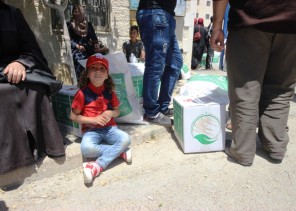 سلمان للإغاثة يوزع 21 طناً من السلال الغذائية الرمضانية على اللاجئين السوريين بالزرقاء