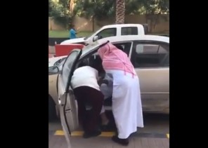 أمين مكة يوجه بتكريم حارس أمن رافق مواطناً من ذوي الاحتياجات الخاصة حتى سيارته (فيديو)