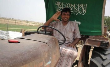 صورة اليوم .. مزارع من جيزان يحتفل بالوطن على متن “الحراثة”