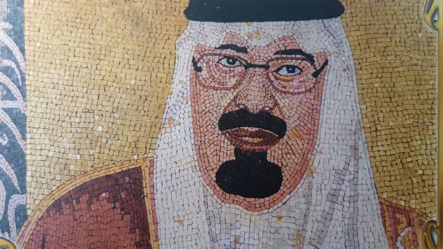مواطن يعرض لوحة من الفسيفساء للملك عبد الله بن عبدالعزيز للبيع وزنها 150 كيلاً وطولها 3 أمتار