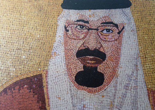 مواطن يعرض لوحة من الفسيفساء للملك عبد الله بن عبدالعزيز للبيع وزنها 150 كيلاً وطولها 3 أمتار