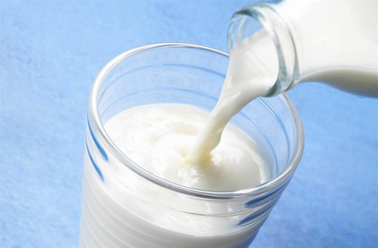 استهلاك اللبن أو الحليب بعد التاريخ المدون على العبوة هل يعد ضاراً؟.. أخصائية تغذية تجيب