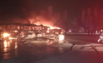 السيطرة على حريق اندلع في خزان ديزل و15 شاحنة بالدمام