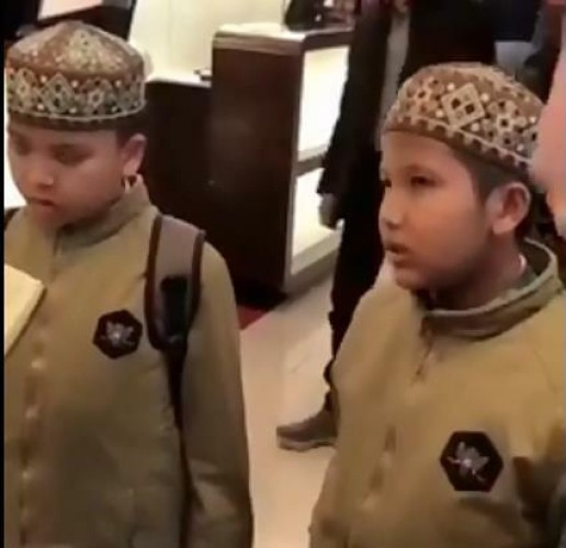 شاهد.. طفلان إندونيسيان يظهران قدرات فائقة في حفظ القرآن الكريم عن ظهر قلب