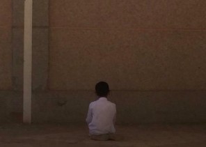 إدارة تعليم الجوف تكرّم طفلاً نُشرت صورته وهو يصلي الضحى في فناء المدرسة