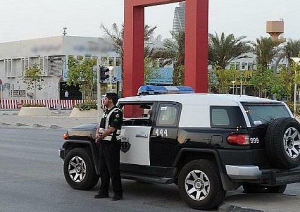 شرطة الرياض تقبض على وافد امتهن تزوير الوثائق والمستندات (صور)