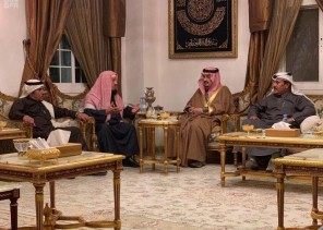 سمو أمير الرياض يقدم العزاء للشيخ المنيع