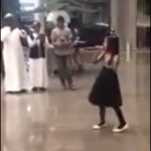 شاهد.. طفلة تستقبل المسافرين القادمين إلى محطة قطار الحرمين في مكة المكرمة بقصيدة