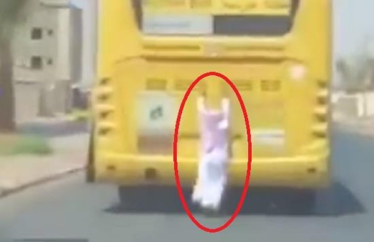 فيديو.. سقوط طالب تعلّق بحافلة نقل مدرسي وسط طريق عام.. ومطالبات بالتحقيق في الواقعة
