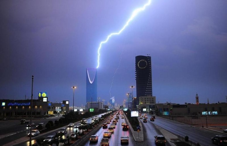 أمطار رعدية على الرياض ومكة.. وضباب معيق للرؤية بالجوف والحدود الشمالية