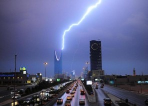 أمطار رعدية على الرياض ومكة.. وضباب معيق للرؤية بالجوف والحدود الشمالية