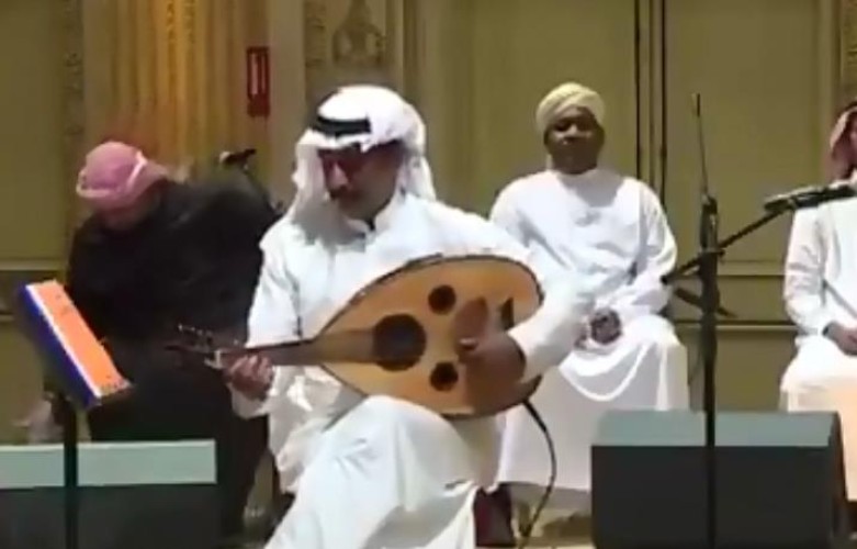 تركي آل الشيخ يدعو فنانا ظهر في فيديو وهو يعزف على العود باحترافية للتواصل مع “الترفيه”
